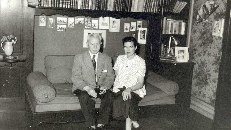 El médico silledense y su esposa, Enma Abella, en 1957, en París. // Rosalía F.C.