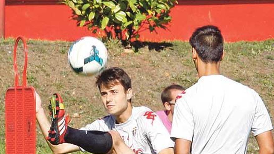 Álex Serrano golpea un balón en el partido de fútbol-tenis.