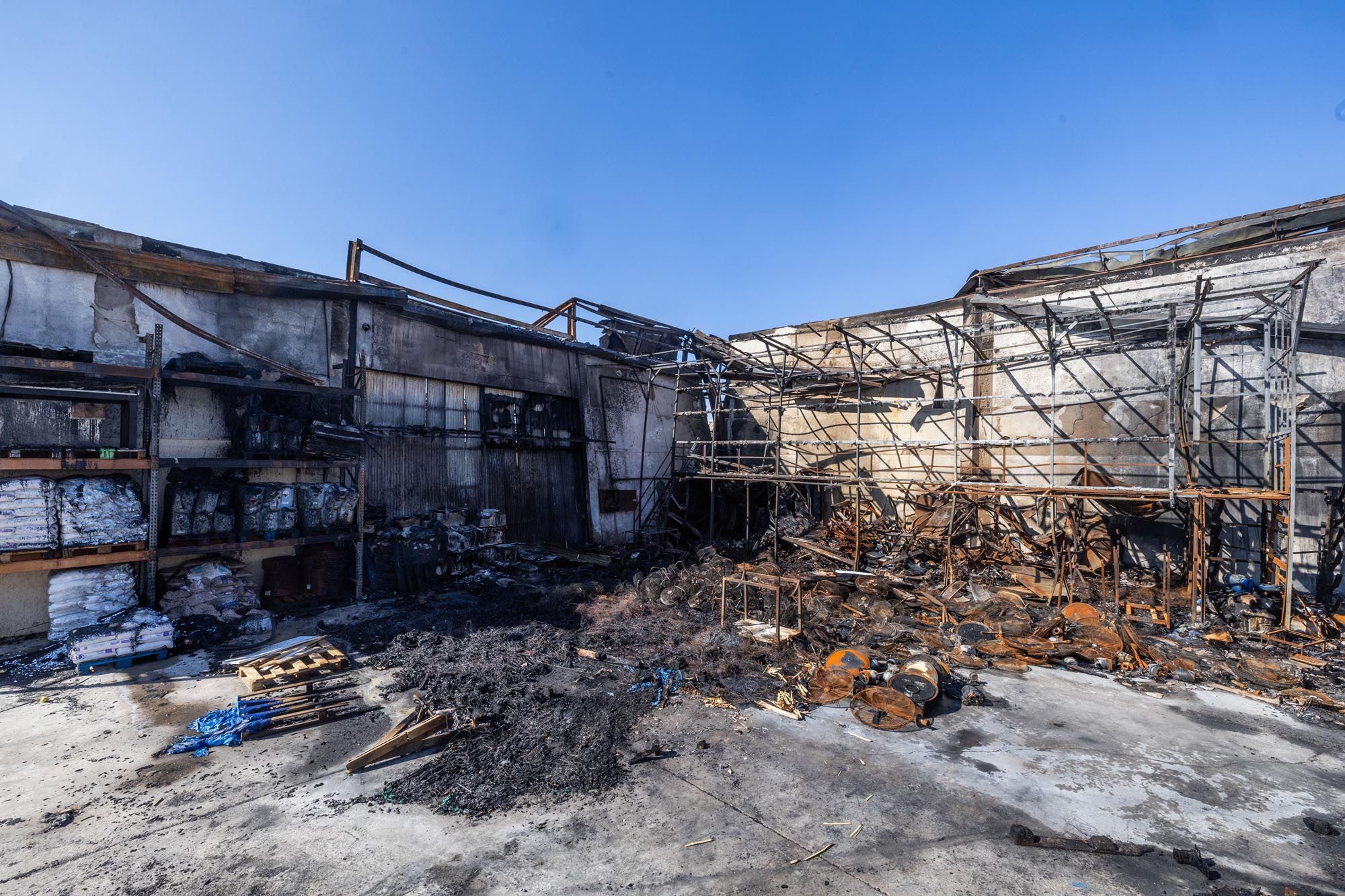 Desoladoras imágenes el día después del incendio de la nave de Citubo en Ibiza