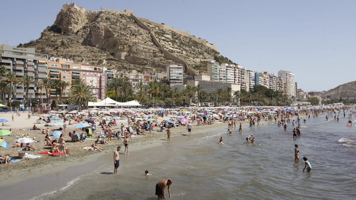 Aspecto que presentaba la playa del Postiguet de Alicante a mediodía de este domingo.