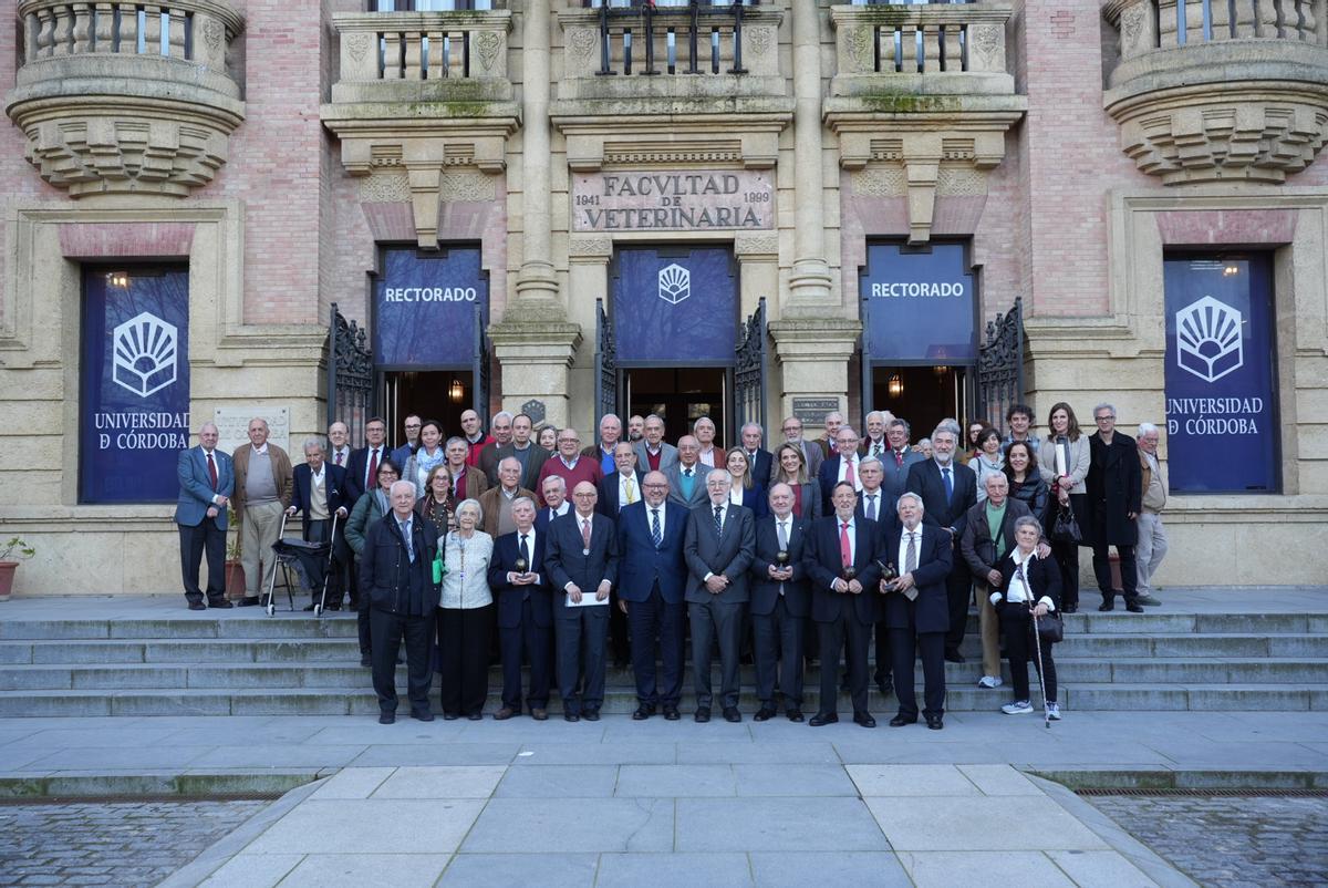 Fotografía de familia del acto de la Real Academia de Ingeniería celebrado este jueves en el Rectorado.