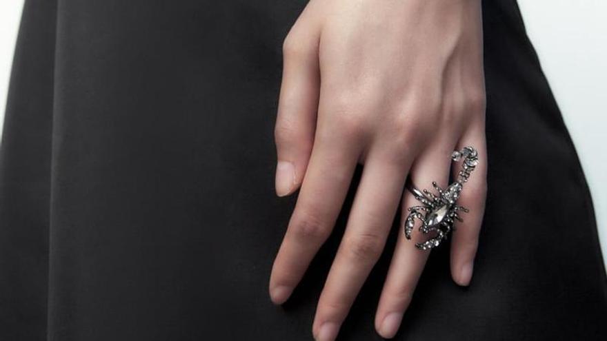 Anillo de araña en la colección de Zara para Halloween.