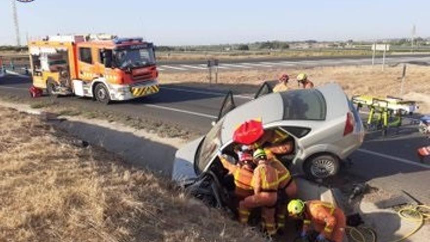 Bomberos excarcelan a un hombre que había quedado atrapado en su coche en la CV-32