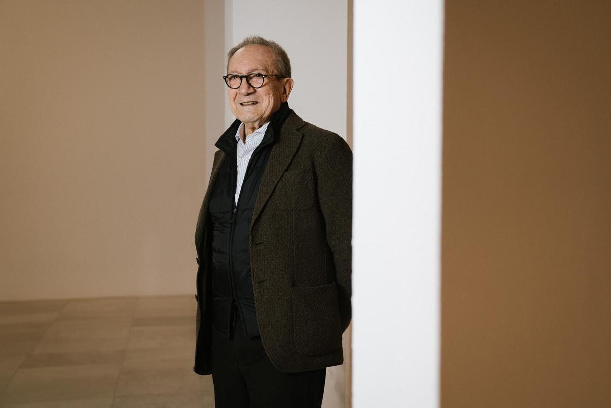 El arquitecto Manuel Portaceli este martes en la exposición de su amigo, el también valenciano Jordi Teixidor, en Madrid.