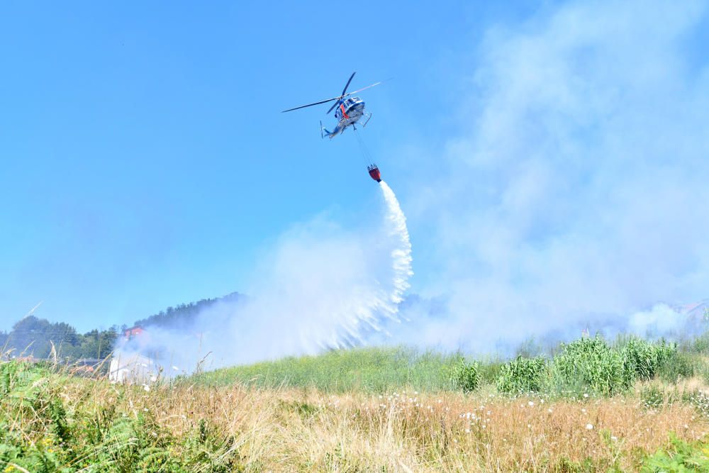 Despliegue contra un incendio cerca de casas en Lérez, Pontevedra