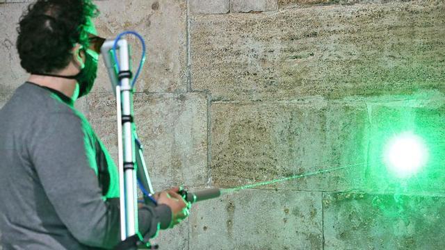 Un empleado del Instituto de Conservación, en plena operación de limpieza en el Palau.  | LEVANTE-EMV