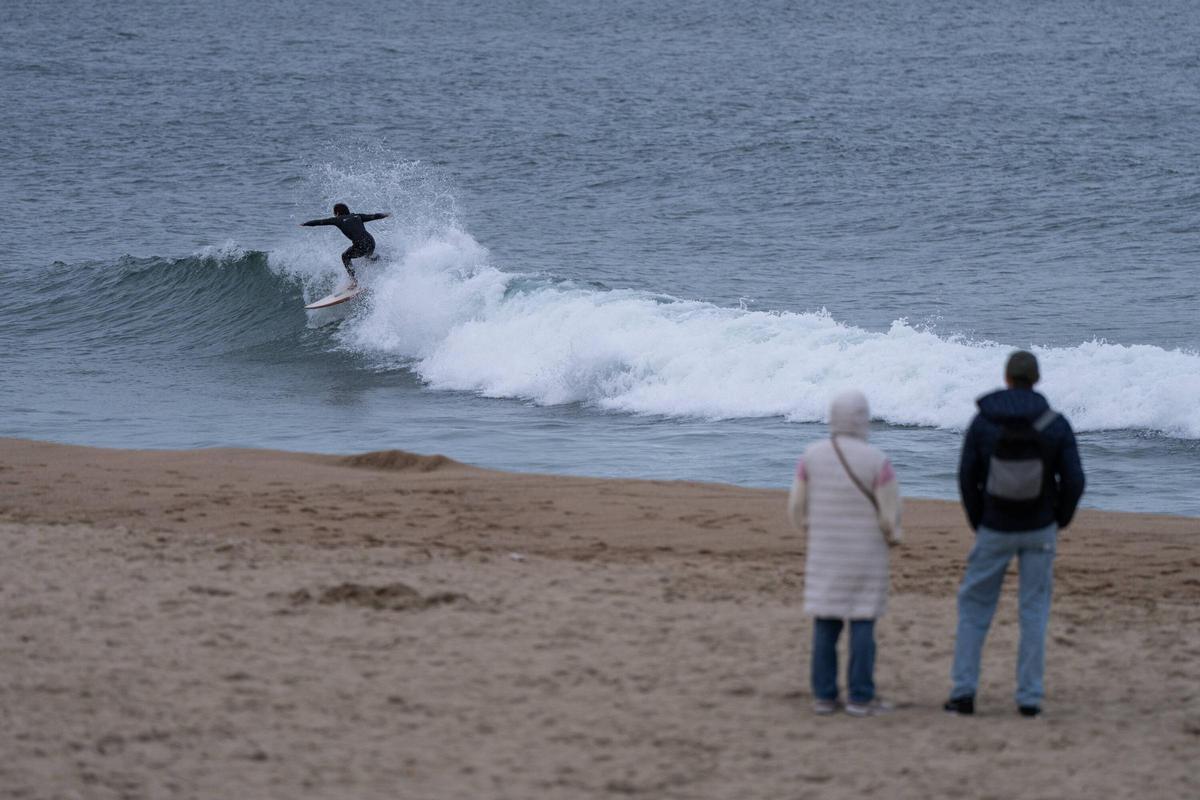 Fuerte oleaje en las playas de Barcelona