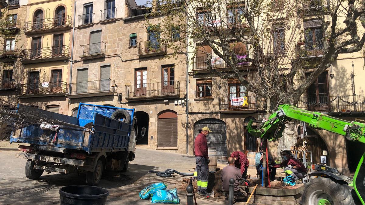 Treballs de la brigada municipal a la plaça de Sant Joan de Solsona