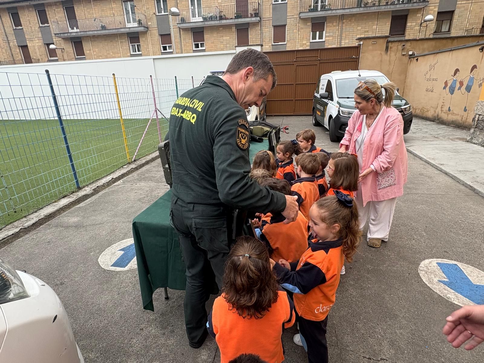 Exhibición de la Guardia Civil en el Colegio María Inmaculada de Laviana