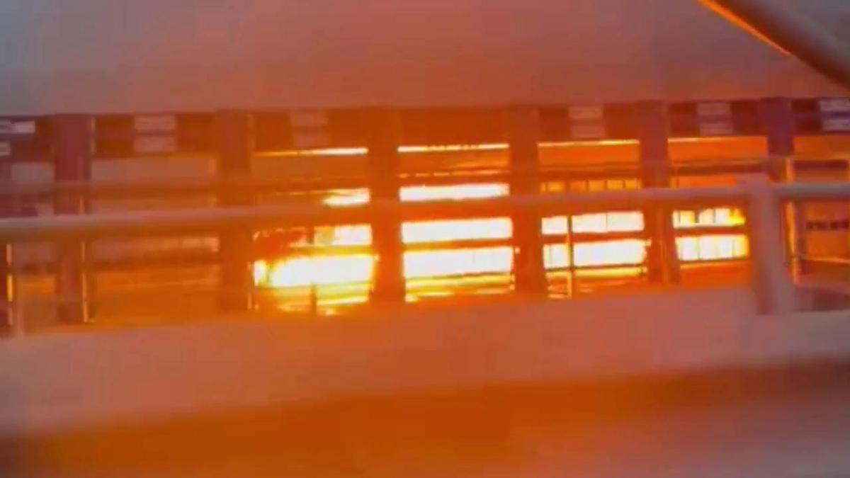 Un coche arde en pleno puente de Rande
