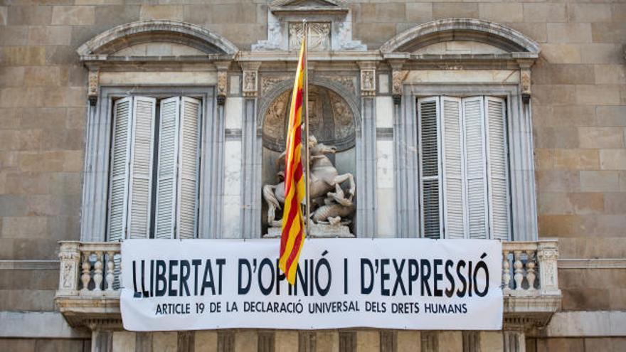 Torra sustituye los lazos por una pancarta a favor de la libertad de expresión