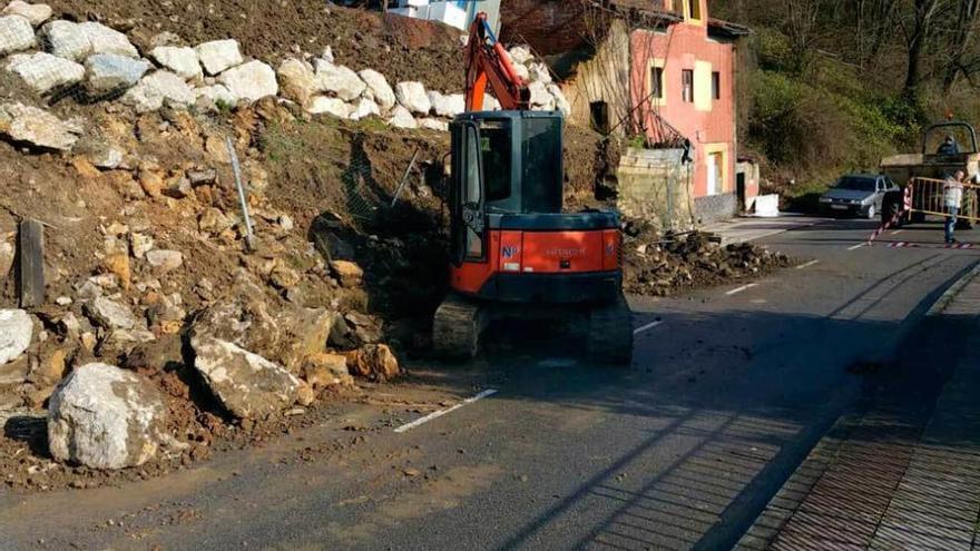 Un argayo obliga a cortar la circulación en la travesía de Barros