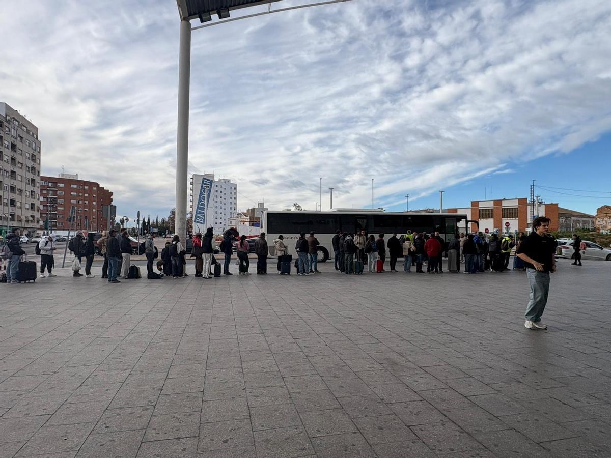Colas para el autobús en Renfe.