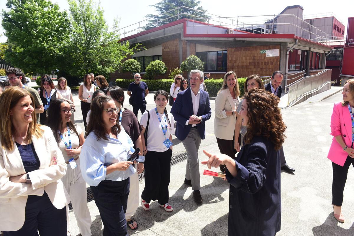 El presidente de la Xunta, Alfonso Rueda, acompañado de la conselleira de Medio Ambiente e Cambio Climático, Ángeles Vázquez, visitan la fábrica de la Coca Cola