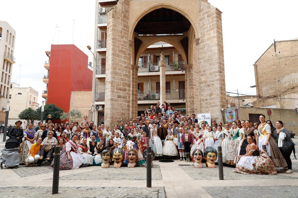 La comisión de la Falla de la Creu de Mislata.