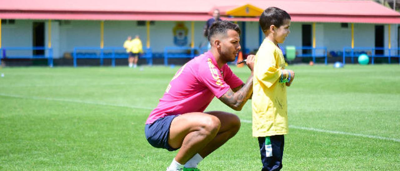 Jonathan Viera firma una camiseta a un niño después de un entrenamiento reciente en Barranco Seco.