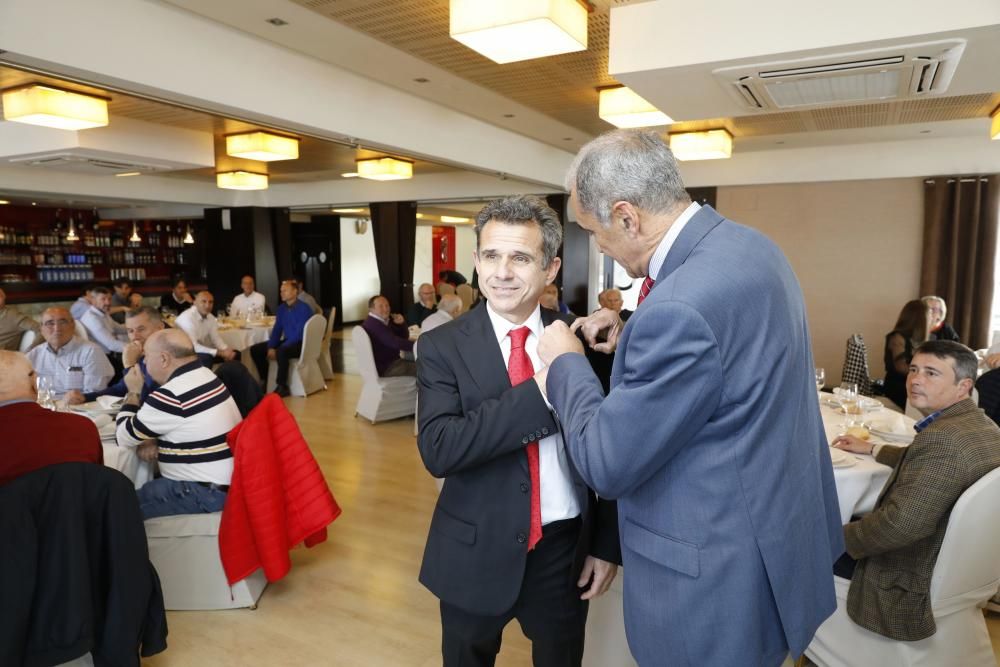 Eloy Olaya recibe la insignia de oro de la Asociación de Veteranos del Sporting