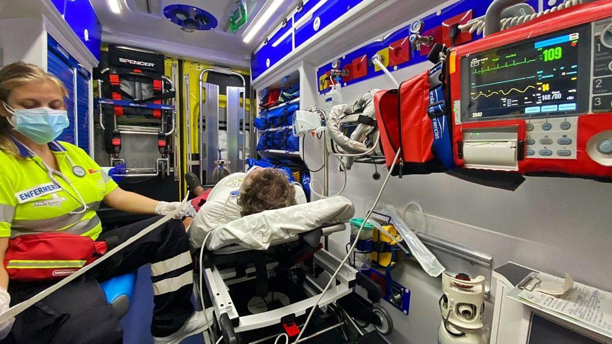 La enfermera Laura Balanza, graduada en el campus de Cartagena de la UCAM, atiende a una paciente dentro de una ambulancia.