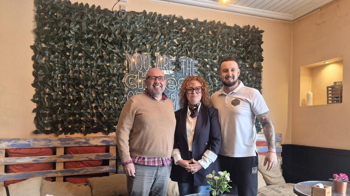 Por la izquierda, Marcos González, Ana Belén Estremador y Sergio Suárez, encargado del local.