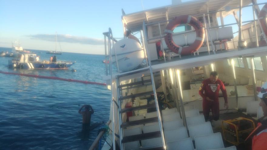 El barco que se semihundió frente a Lobos será remolcado a Fuerteventura