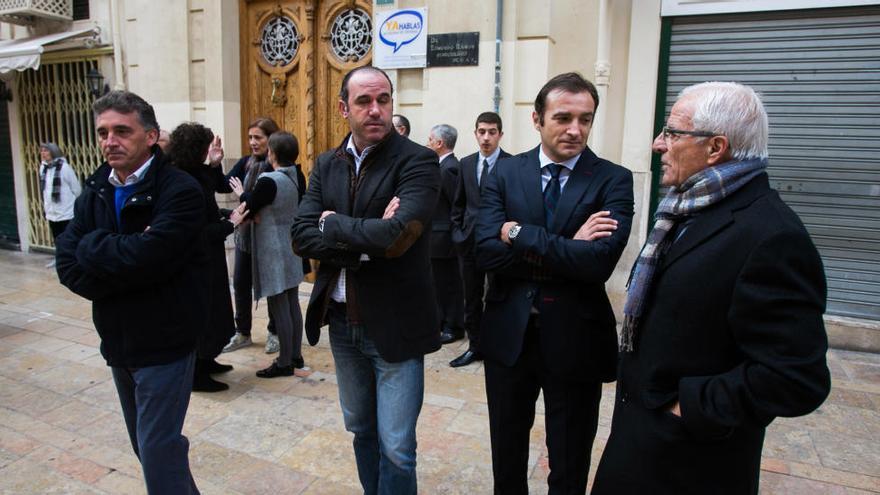 Dani Barroso, Carlos Parodi y Juan Antonio Escribano (asociación veteranos del HcF), en el funeral celebrado esta mañana en Alicante