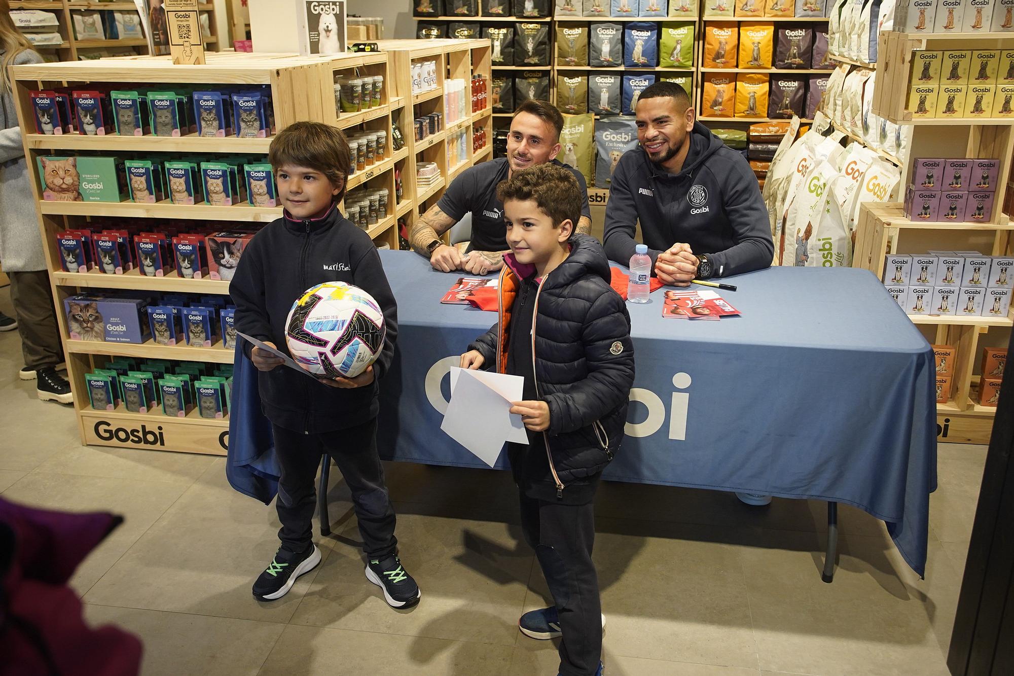 Firma d'autògrafs d'Aleix Garcia i Alex Callens a la botiga Gosbi LAB