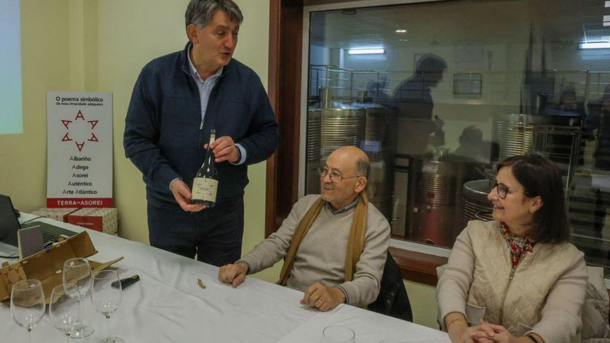 Roque Durán mostrando el vino elaborado con uvas obtenidas de cepas centenarias existentes en Val do Salnés. | Iñaki Abella