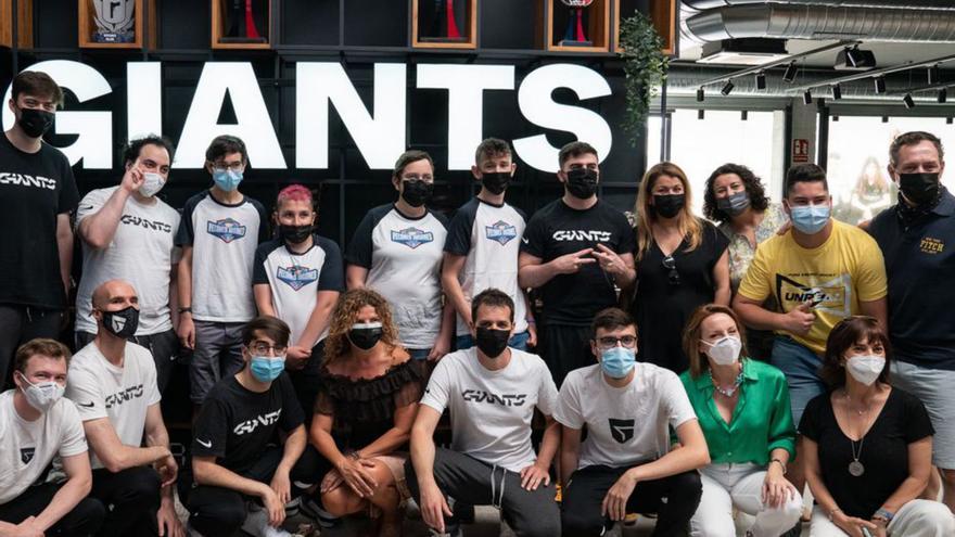 Los ‘Pelones Jugones’ visitan la sede de los Giants de Málaga