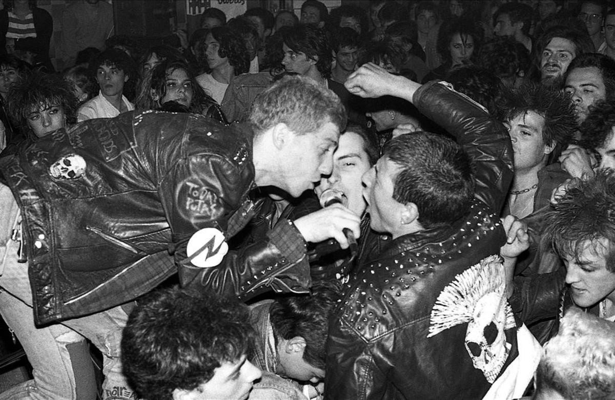 Actuación del grupo Piorreah en el Ateneu de Nou Barris’ el 30 de mayo de 1985, imagen tomada por Xavier Mercadé.