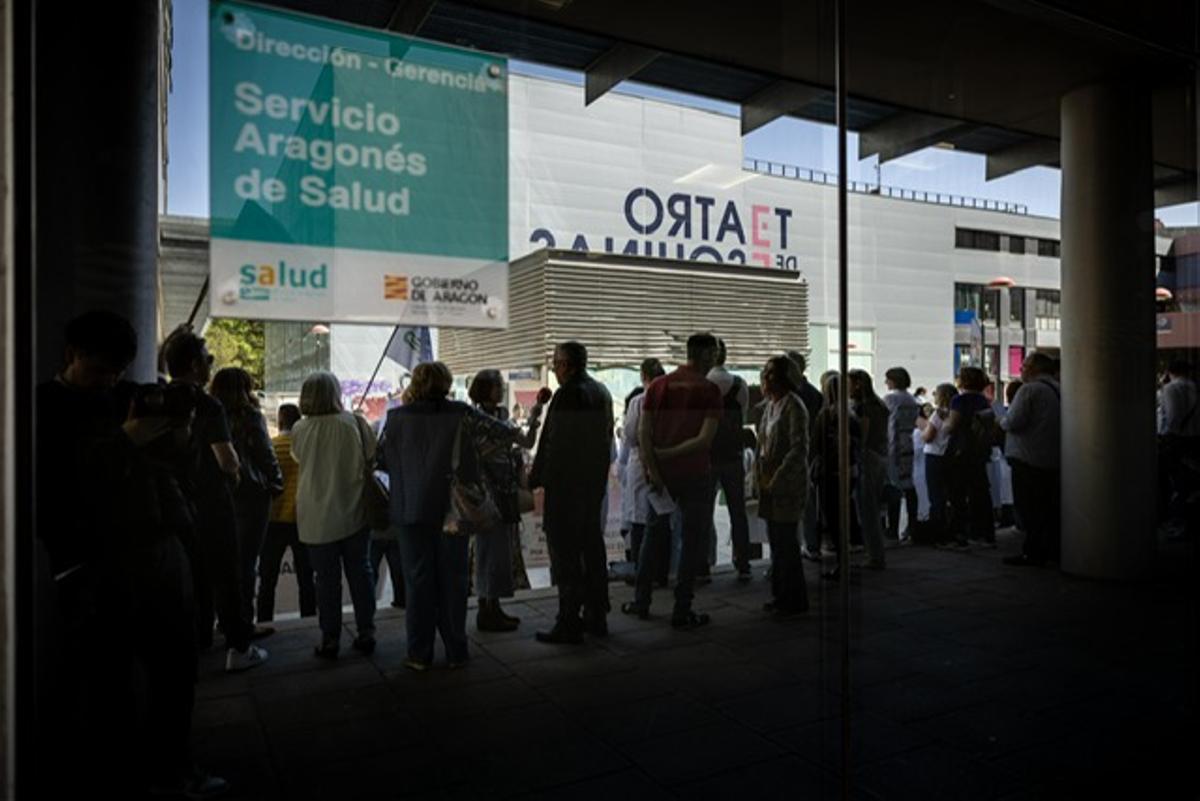 Protesta ante el Salud en el primer día de huelga médica en Aragón.