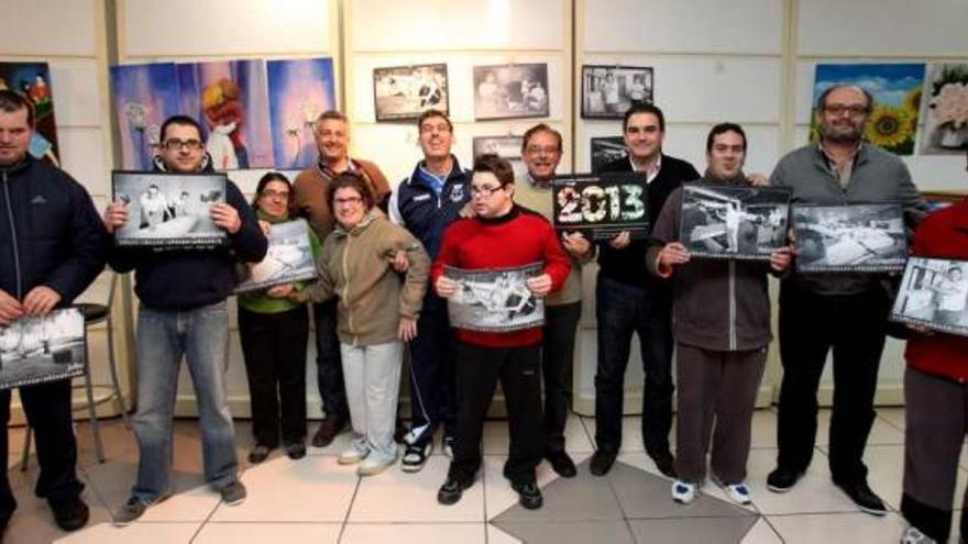 Algunos de los usuarios del centro, con el fotógrafo Toni Elvar, el alcalde de l&#039;Alfàs y directivos del Doble Amor, ayer en la presentación.