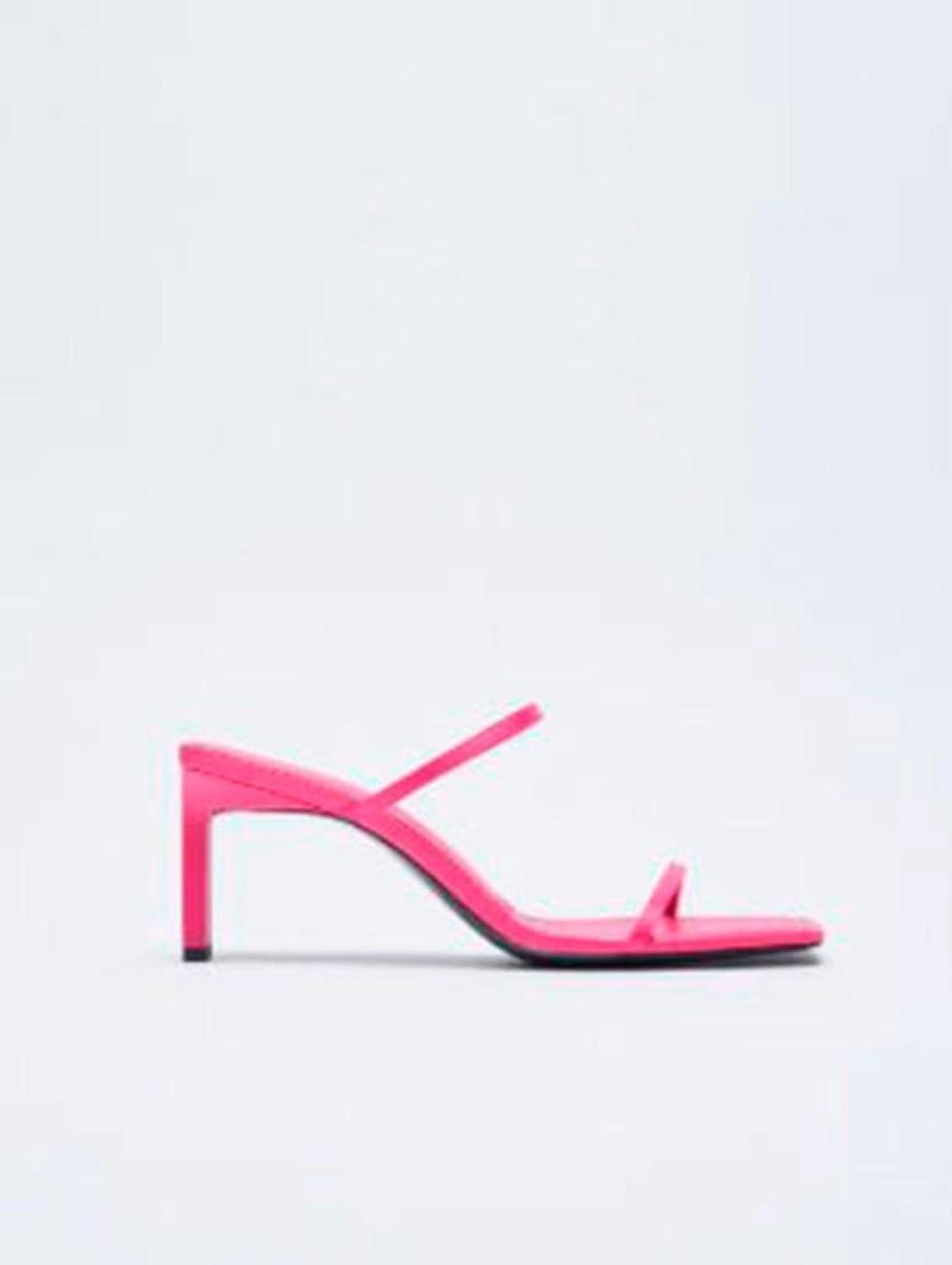 Sandalia tiras fucsia de Zara (precio: 25,99 euros)