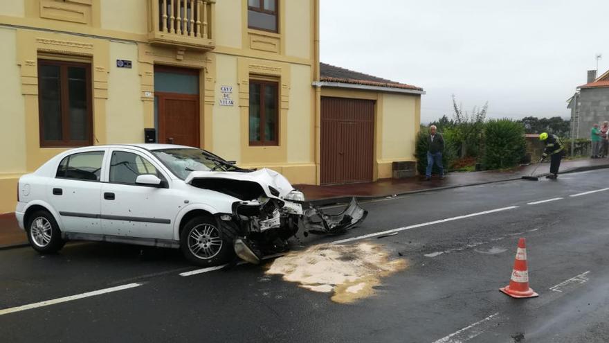 El coche accidentado quedó sobre la calzada tras chocar con el muro // FdV