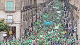 La izquierda llama a movilizarse por el catalán y Vox responde: "No tenemos miedo a las calles"