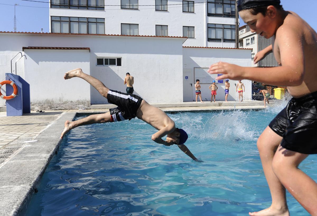 Bañistas en las piscinas de Vila de Cruces durante el verano de 2025.