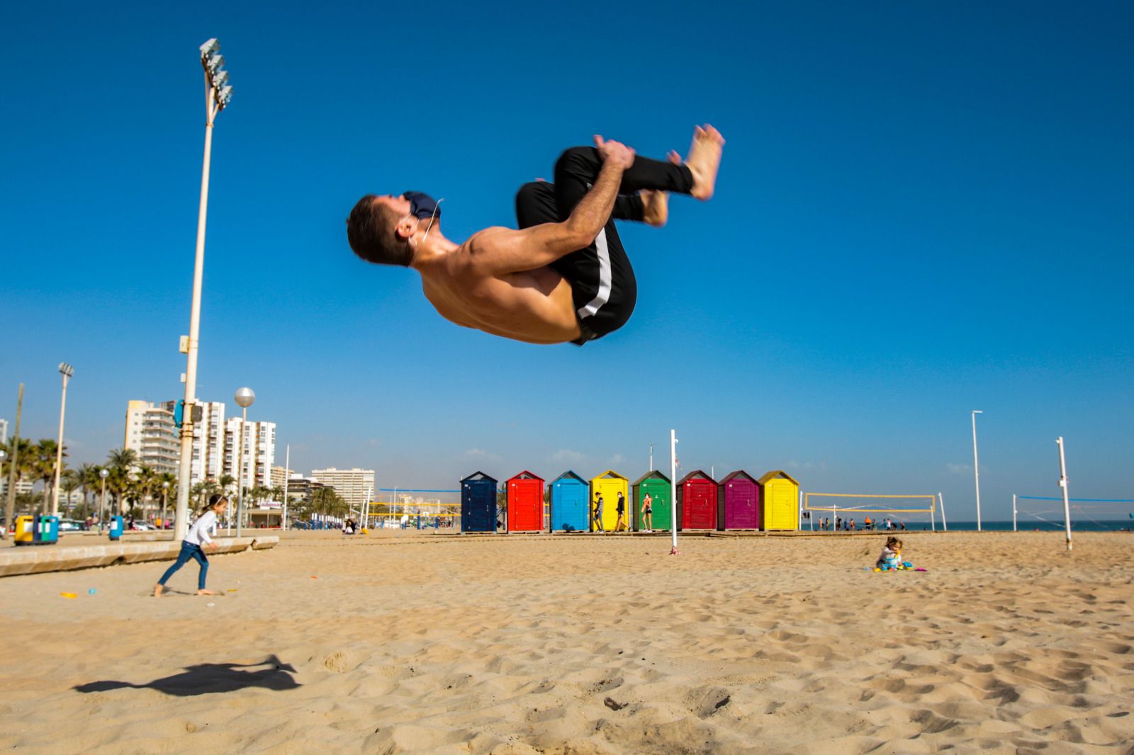 Ambiente primaveral en la playa de San Juan el primer sábado de febrero