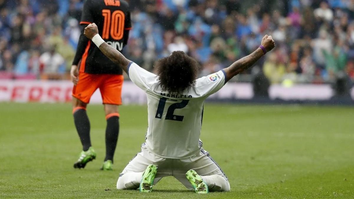 El defensa brasileno del Real Madrid Marcelo celebra su gol que le dio el triunfo a su equipo