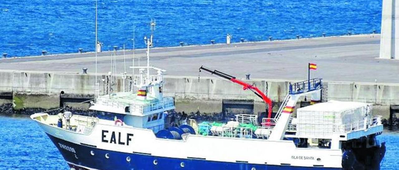 Buque “Isla de Santa”, uno de los tres integrados en Opromar que capturan merluza negra en la costa del oeste de África. |   // OPROMAR