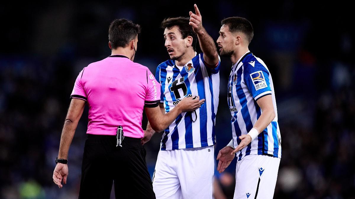 Oyarzabal habla con Gil Manzano en un partido de la Real Sociedad