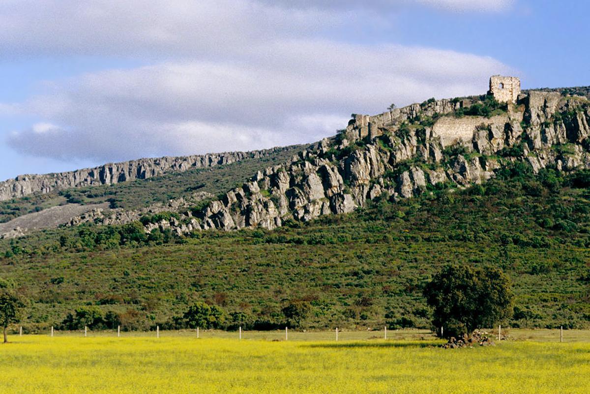 El castillo de Salvatierra es una fortaleza de origen musulmán ubicada en Calzada de Calatrava