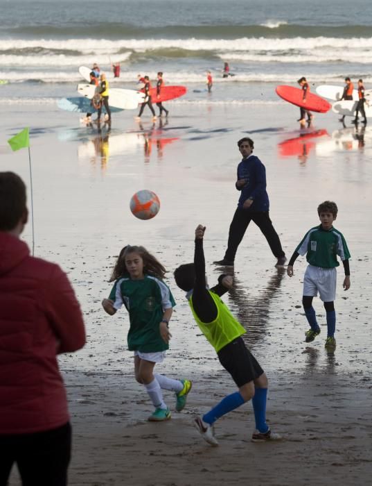 Torneo de Navidad de fútbol playa para niños en la playa de San Lorenzo