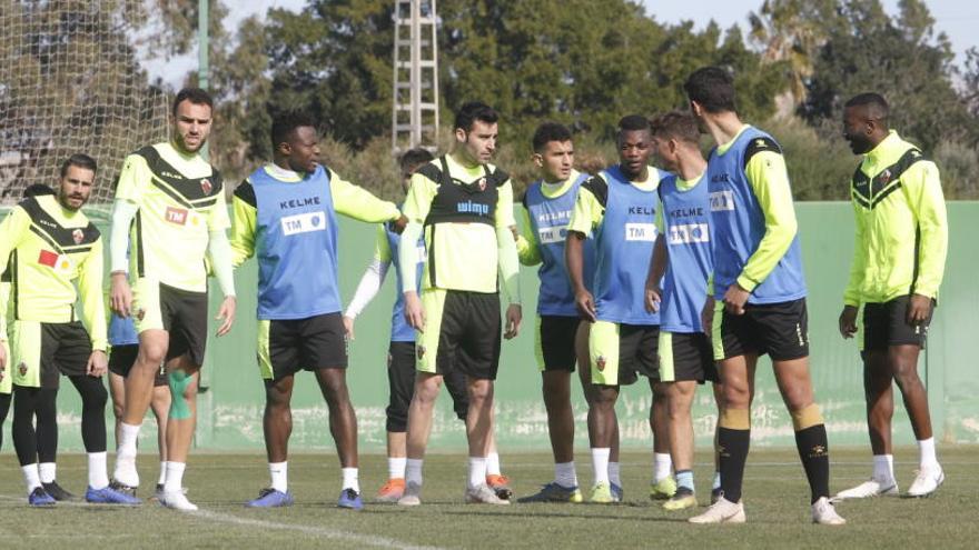 Los jugadores del Elche durante el entrenamiento de este miércoles, con Neyder con el grupo