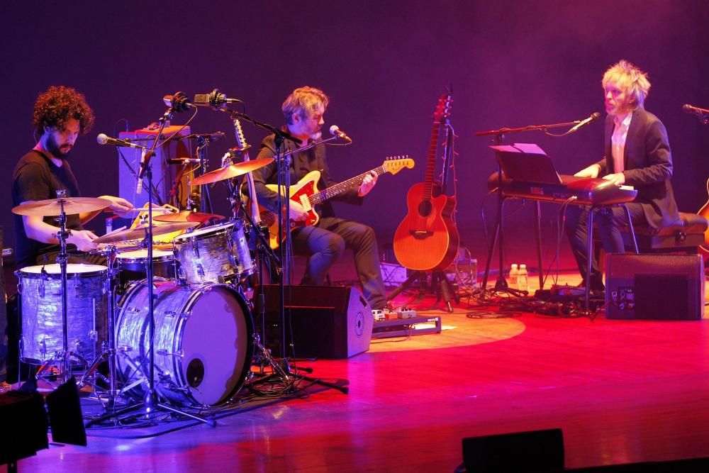 Elefantres conquista a sus fans en Vigo con "Nueve canciones de amor y una esperanza"