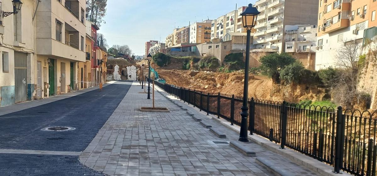 Calle San Isidro de Chiva recepcionada tras su reconstrucción junto al barranco.