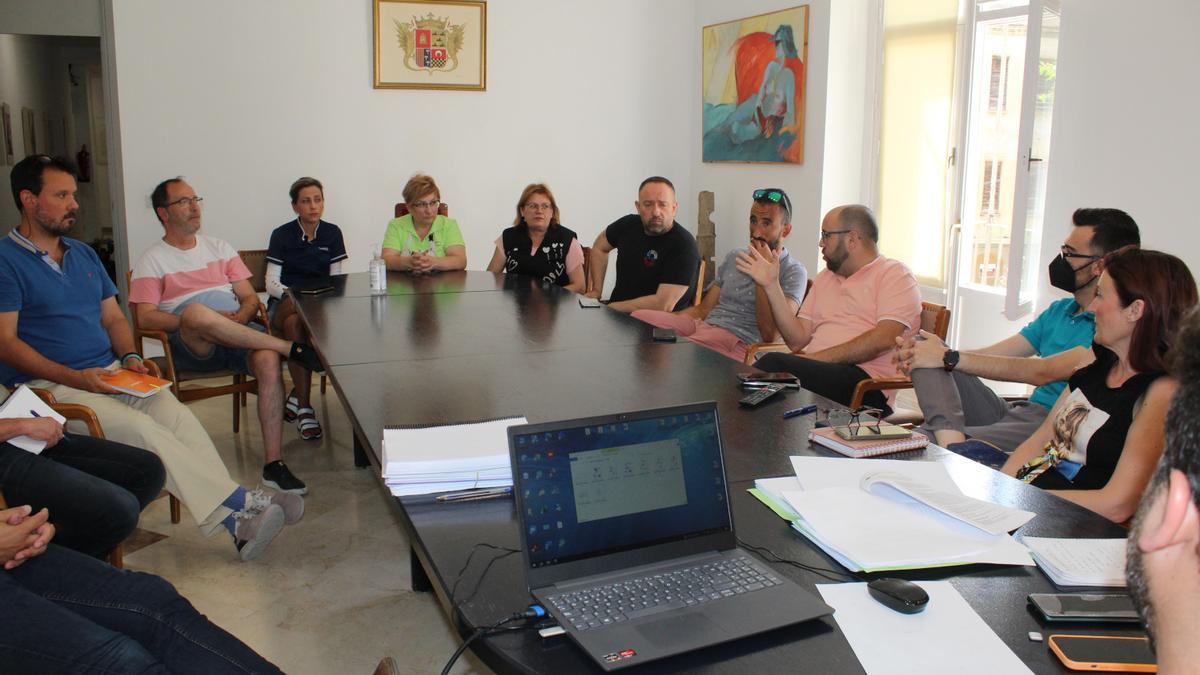 La reunión de los comerciantes del mercado con el alcalde y los concejales de Novelda.