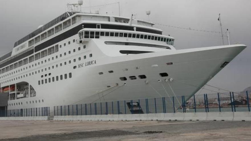 Un crucero en el muelle de Alicante en una imagen reciente.
