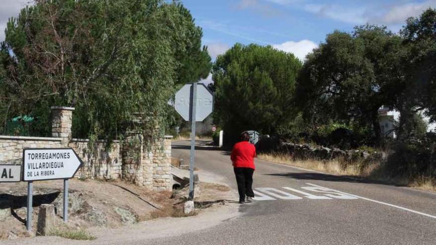 Rosa María Llamas se dirige hacia su casa en Torregamones.