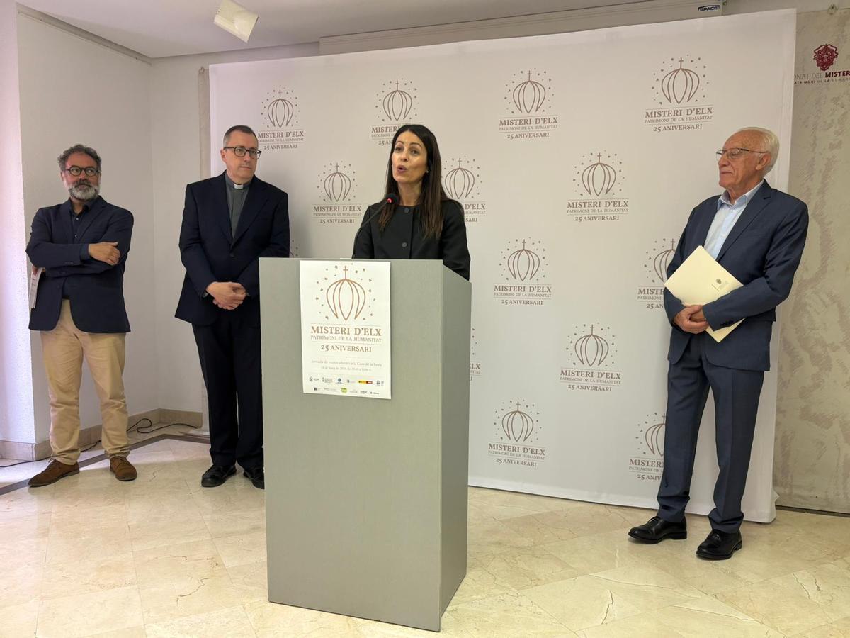 La edil Irene Ruiz dio la enhorabuena al Misteri por su efémeride en nombre del Ayuntamiento de Elche