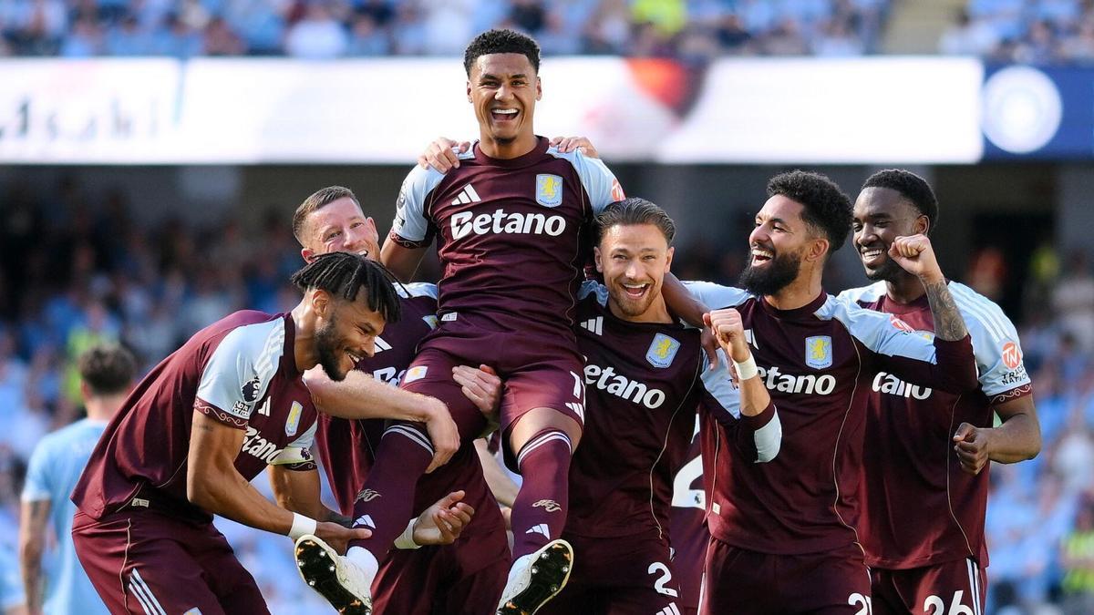Ollie Watkins, a hombros con el Aston Villa.