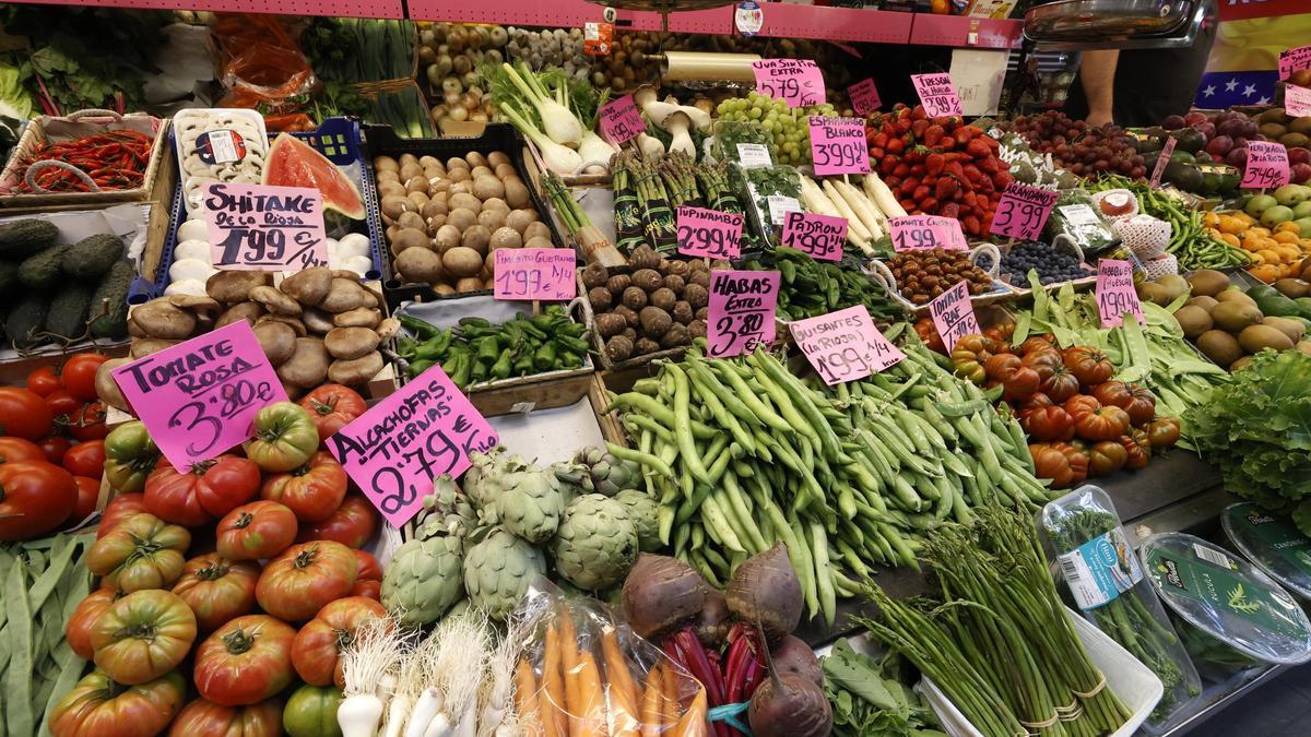Un puesto de verduras, frutas y hortalizas en un puesto del mercado